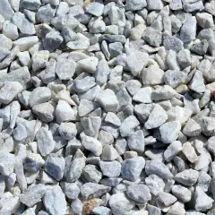 Mnóstwo białego, łamanego tłucznia na podjazd. Idealny materiał, by stworzyć elegancką ścieżkę.