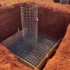 Zbrojenie słupa fundamentowego w wykopie. Przygotowanie do betonowania, by jak zabezpieczyć fundamenty na zimę.