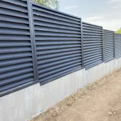 Nowoczesne ogrodzenie z łupków na betonowym fundamencie. Zastanawiasz się, ile kosztuje wylanie fundamentu pod ogrodzenie?