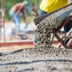 Beton wylewany z betoniarki. Dowiedz się, jak obliczyć metry sześcienne betonu potrzebne na budowie.