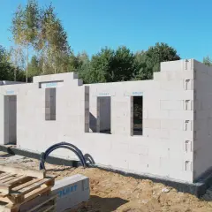 Budowa garażu z bloczków betonowych. Zastanawiasz się, ile kosztuje postawienie garażu? Oto początek budowy.