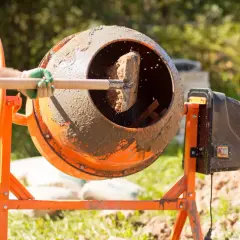 Ile worków cementu na betoniarkę 250 litrów? Oblicz to łatwo!