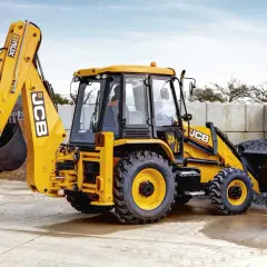 Żółta koparko-ładowarka JCB, gotowa do pracy. Zastanawiasz się, ile waży koparko-ładowarka JCB? Ten model jest imponujący!