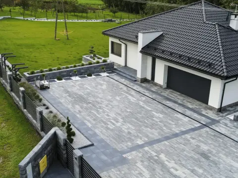Jaką kostkę na podjazd wybrać: 6 czy 8 cm dla bezpieczeństwa?