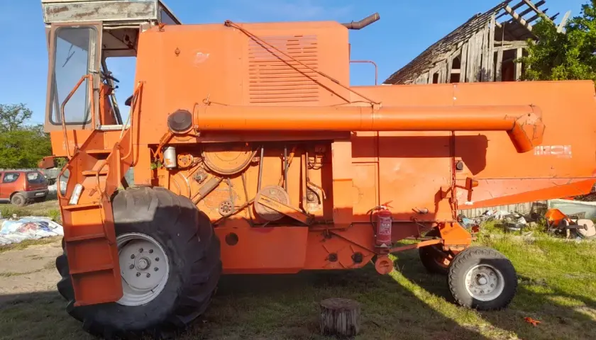 Pomarańczowy kombajn Bizon Z058. Zastanawiasz się, jaki olej hydrauliczny do bizona będzie najlepszy?