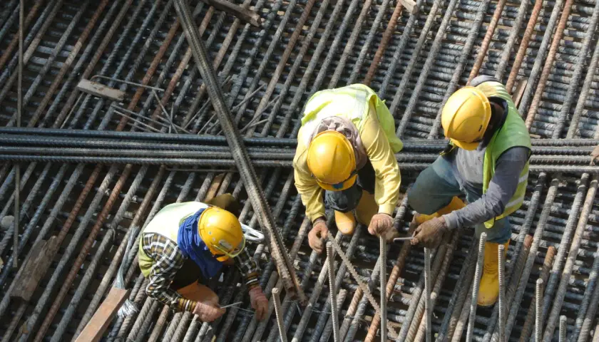 Zbrojenia budowlane: Jak poprawić wytrzymałość betonu w konstrukcjach