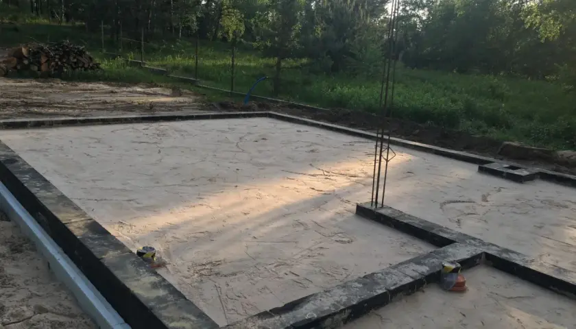 Czy można zostawić odkryte fundamenty na zimę? Skutki i ochrona