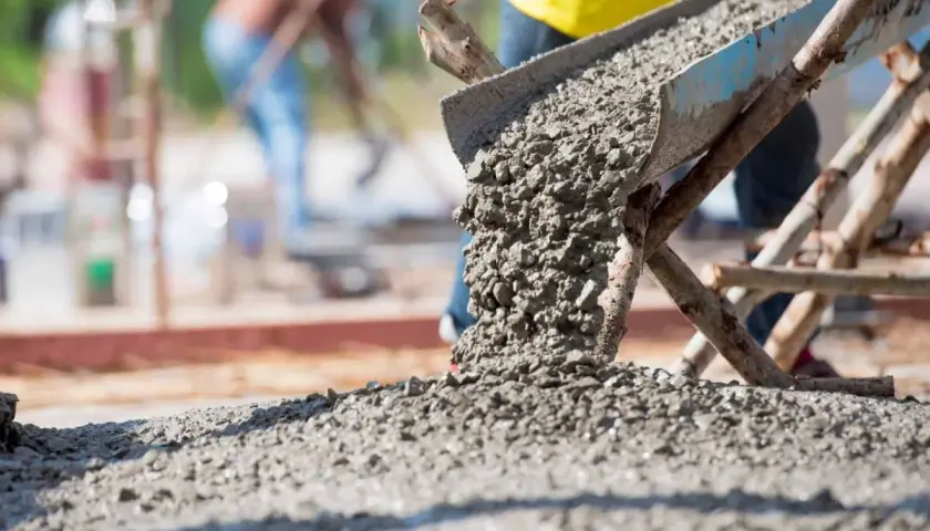 Beton wylewany z betoniarki. Dowiedz się, jak obliczyć metry sześcienne betonu potrzebne na budowie.