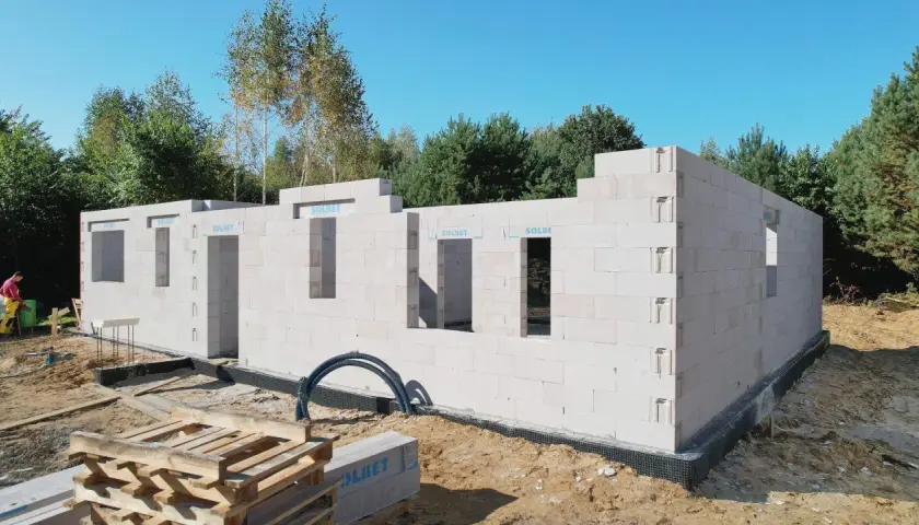 Budowa garażu z bloczków betonowych. Zastanawiasz się, ile kosztuje postawienie garażu? Oto początek budowy.