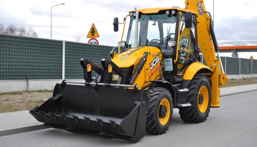 Nowa koparko ładowarka JCB 3CX Plus gotowa do pracy. Potężna maszyna budowlana z szeroką łyżką i solidnym ramieniem.