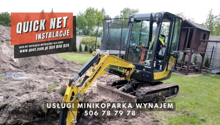 Żółta minikoparka Yanmar na placu budowy. Usługi minikoparką wynajem, zapytaj o cenę za godzinę.