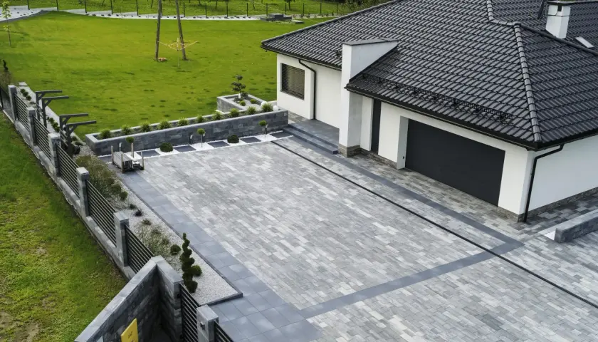 Jaką kostkę na podjazd wybrać: 6 czy 8 cm dla bezpieczeństwa?
