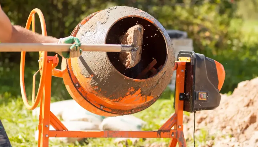 Ile worków cementu na betoniarkę 250 litrów? Oblicz to łatwo!