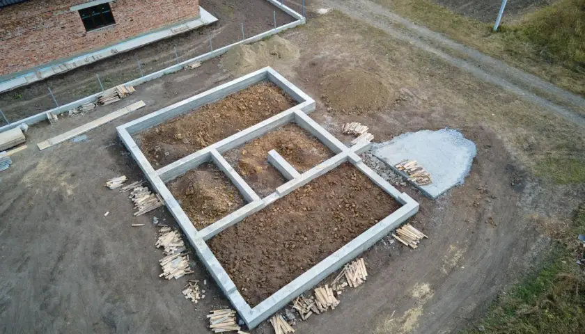 Jak wykończyć fundament domu: sprawdzone techniki i materiały