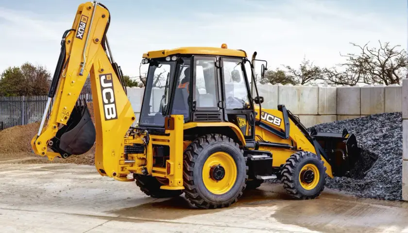 Żółta koparko-ładowarka JCB, gotowa do pracy. Zastanawiasz się, ile waży koparko-ładowarka JCB? Ten model jest imponujący!