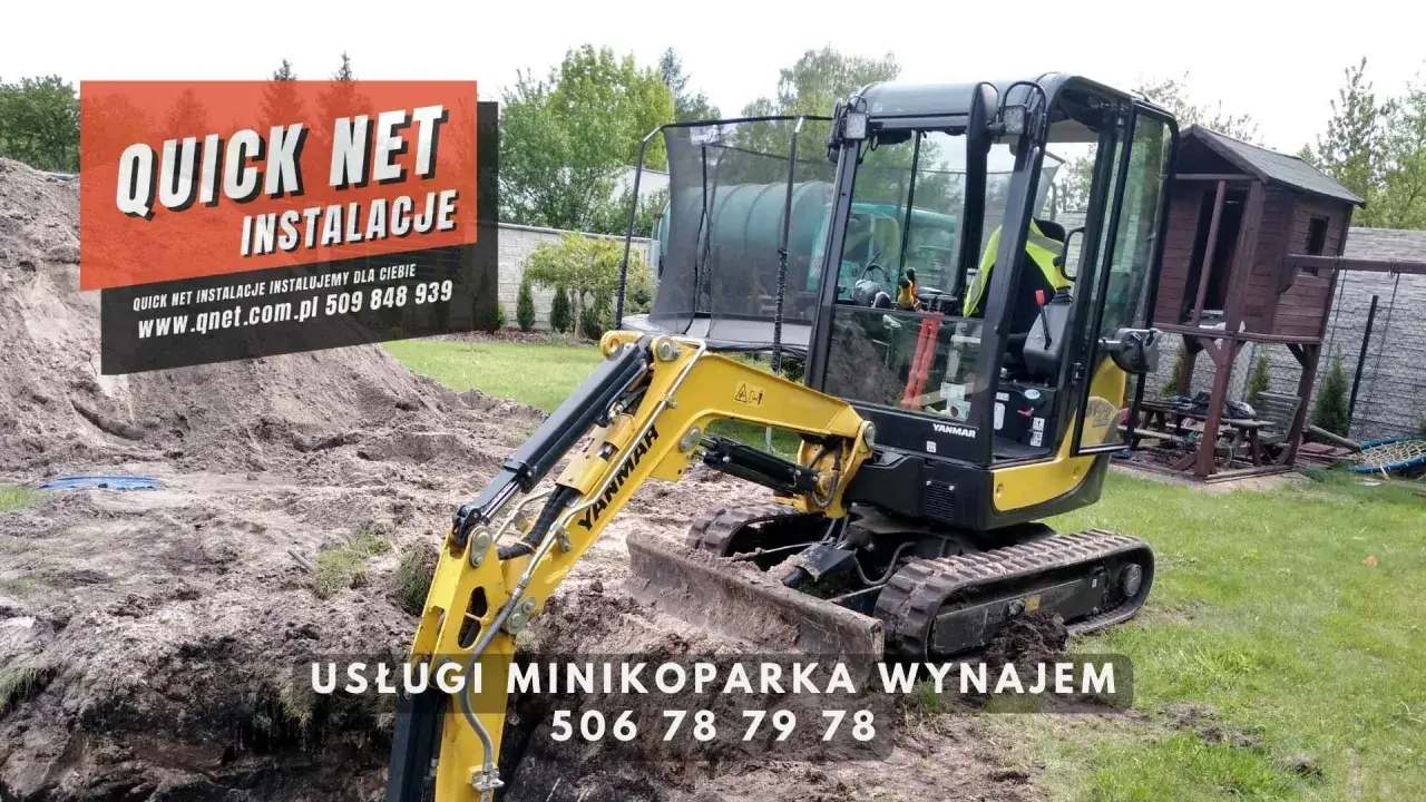 Żółta minikoparka Yanmar na placu budowy. Usługi minikoparką wynajem, zapytaj o cenę za godzinę.