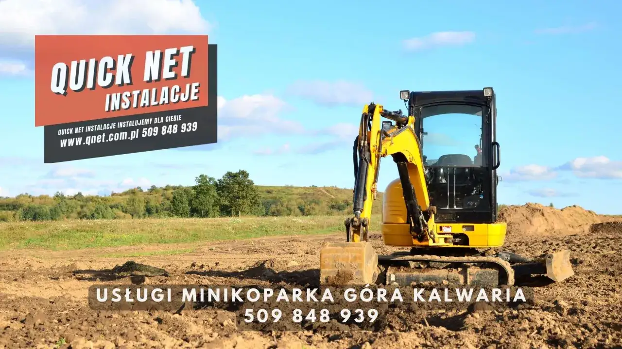 Żółta minikoparka pracuje na budowie. Sprawdź nasze usługi minikoparką cennik w Górze Kalwarii. Tel. 509 848 939.