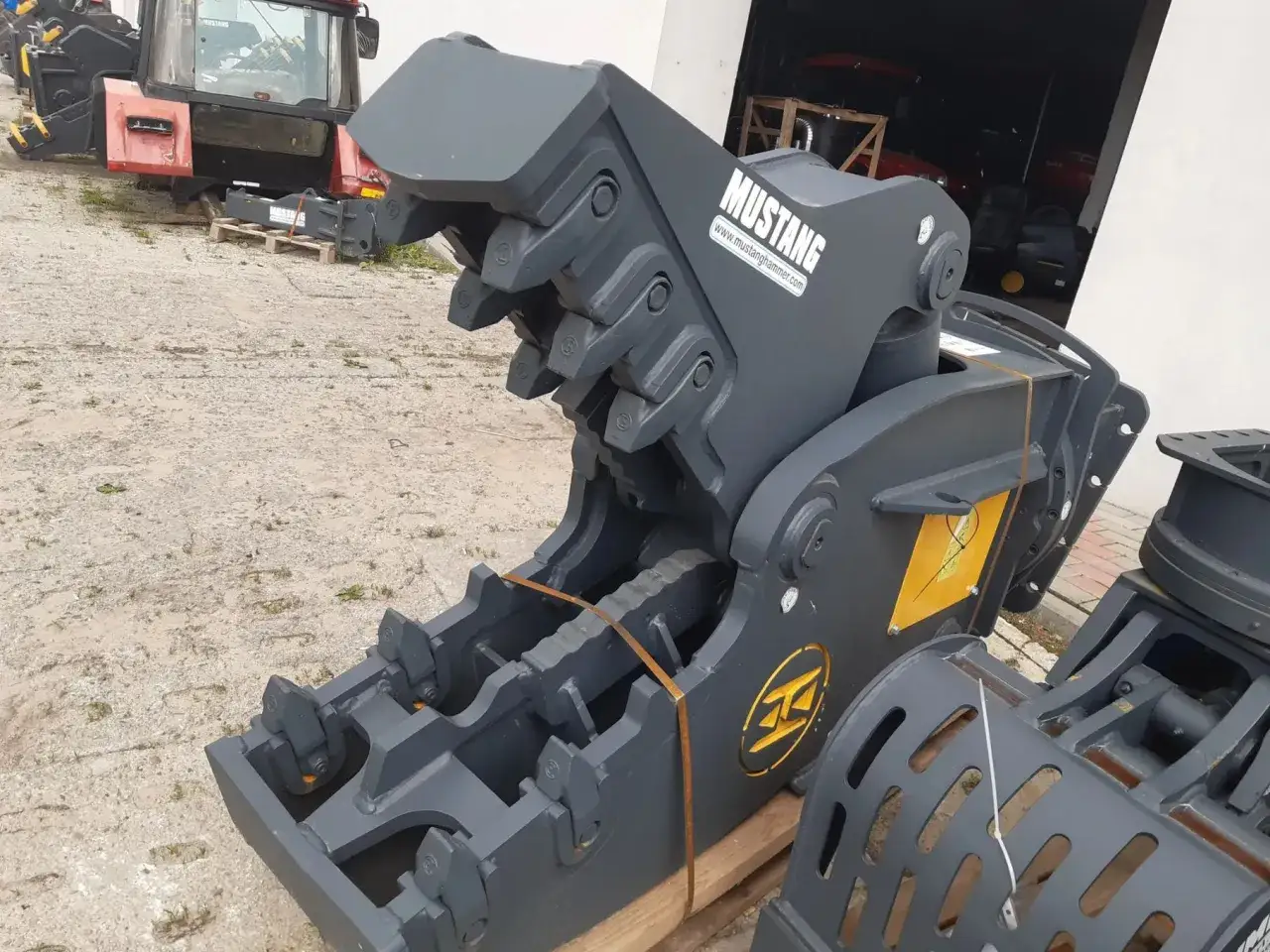 Potężne nożyce hydrauliczne do koparki Mustang, gotowe do pracy.
