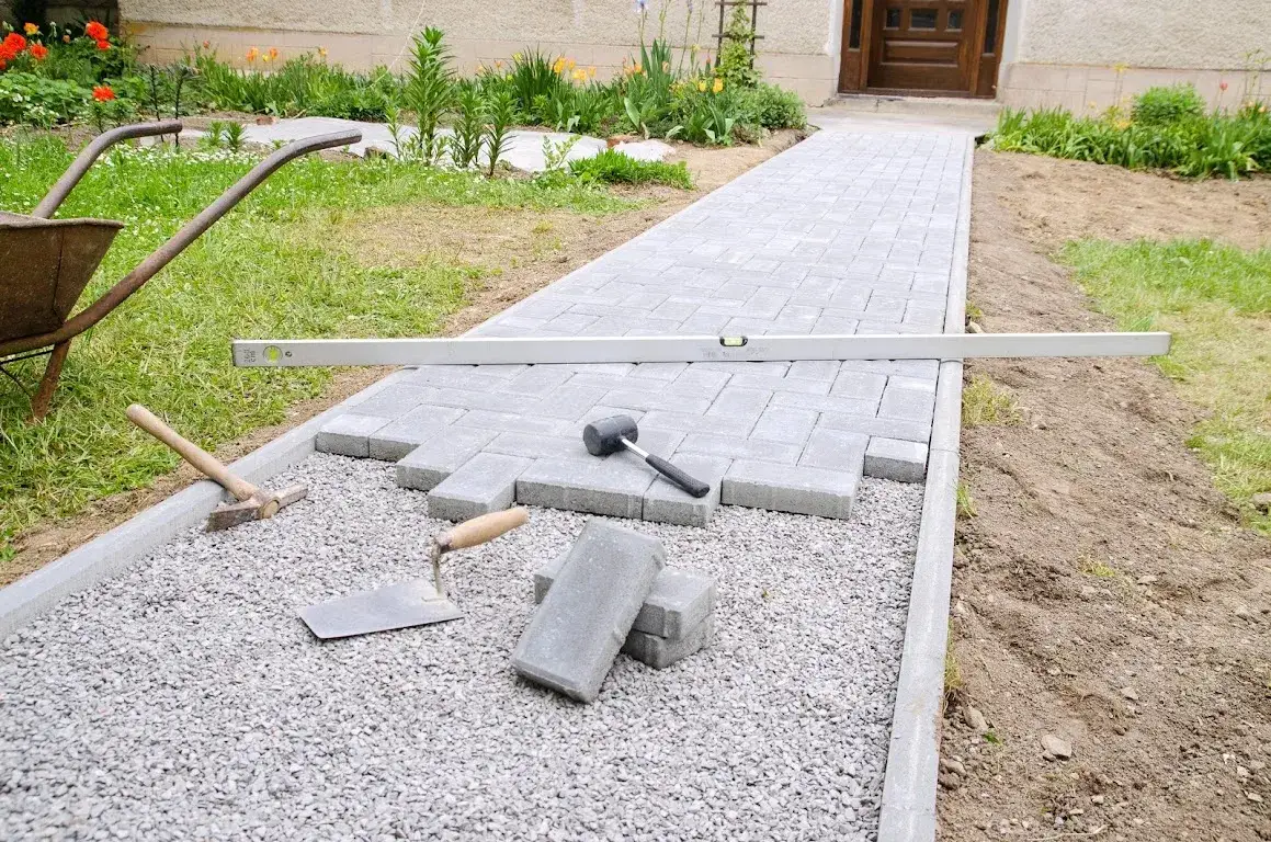 Zdjęcie Ile kosztuje podjazd z kostki brukowej? Sprawdź, co wpływa na cenę