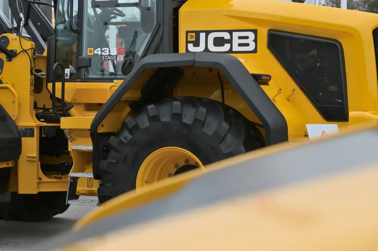 Żółta ładowarka JCB 435S Stage V. Sprawdź aktualny JCB Polska cennik dla tej maszyny.