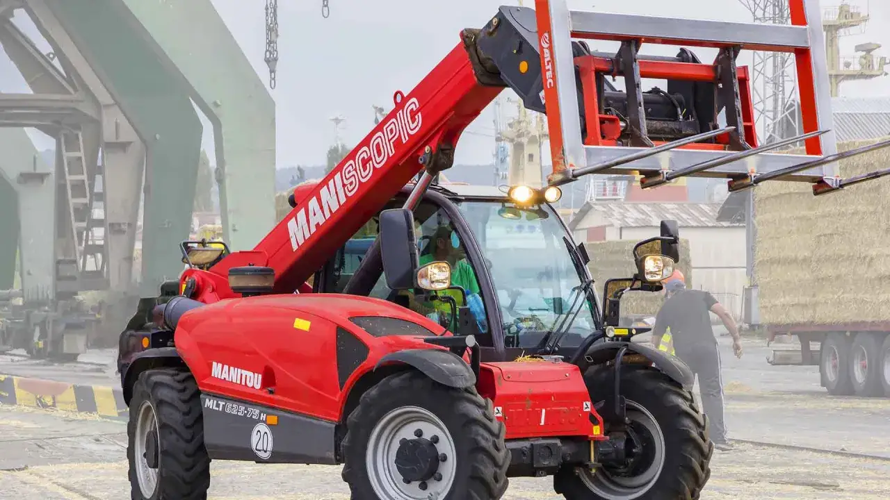 Czerwony Manitou MLT 625-75 H z wysięgnikiem, gotowy do pracy. Posiadanie uprawnień na ładowarkę teleskopową to klucz do efektywnego załadunku.