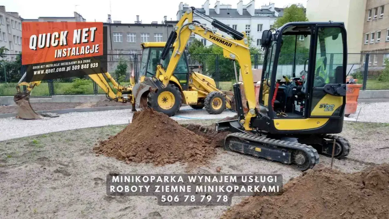 Dwie koparki pracują na placu budowy. Sprawdź nasze usługi minikoparką cennik i zadzwoń: 506 78 79 78.
